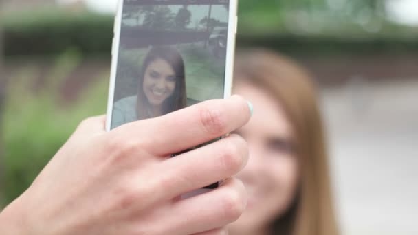 Bonita mulher tomando uma selfie com seu smartphone — Vídeo de Stock