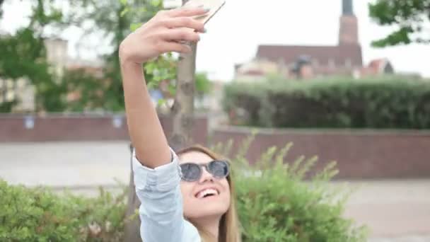 Vacker kvinna med en selfie med sin smartphone — Stockvideo