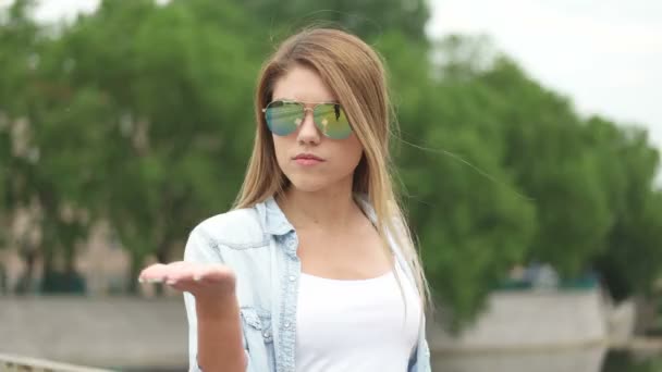 Frau hält Hand für 3D-Platzierung — Stockvideo