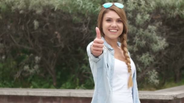 Young pretty blonde girl showing thumb up — Stock Video