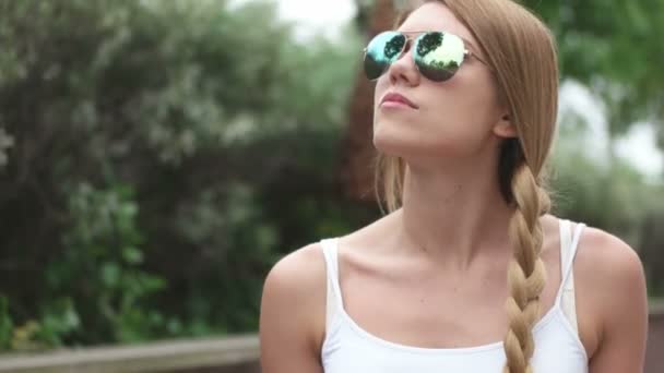 Pretty girl walking wearing sunglasses — Stock Video