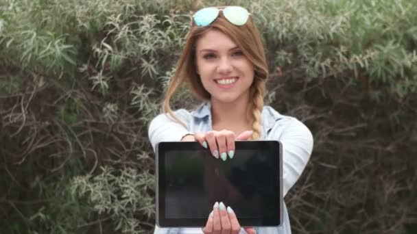 Bella ragazza che mostra schermo vuoto sul dispositivo tablet — Video Stock