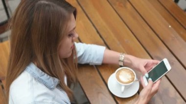 güzel kadın kasabada kahve içme