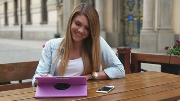 Chica bonita usando tableta — Vídeos de Stock