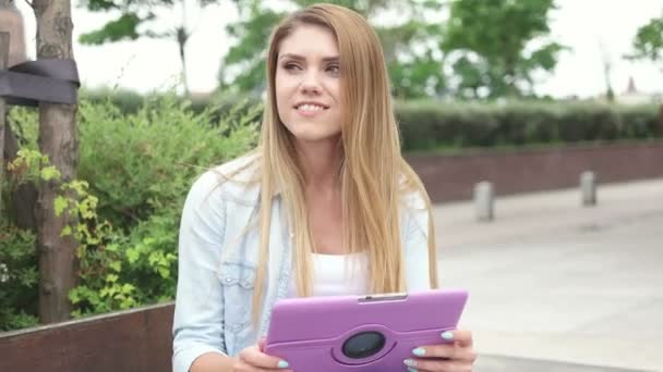 Pretty girl using tablet — Stock Video