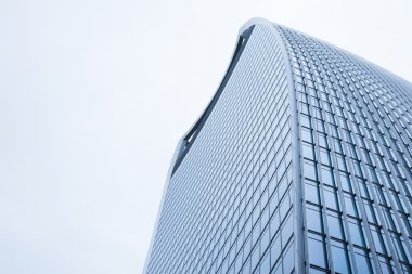 Perspektif ve alt açı görüntülemek için çağdaş cam bina gökdelenlerin dokulu arka plan