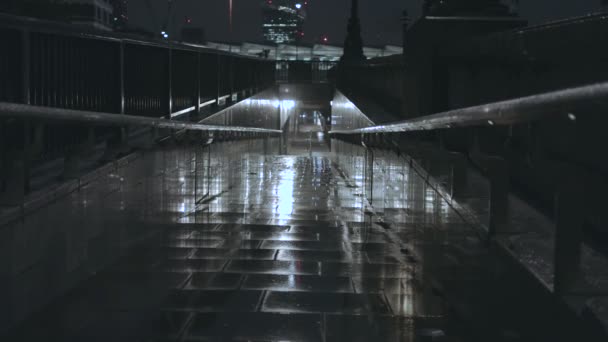Regenachtige dag tijdens de nacht in Londen, UK — Stockvideo