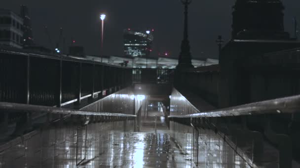 Regentag in der Nacht in London, Großbritannien — Stockvideo