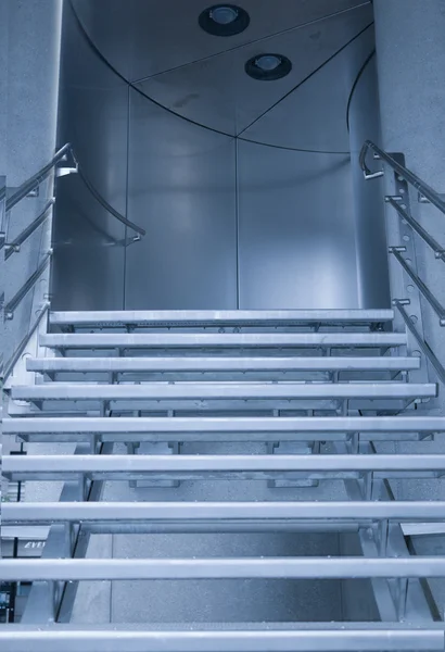 Looking Up Stairs to Next Floor in Modern Building — Stockfoto