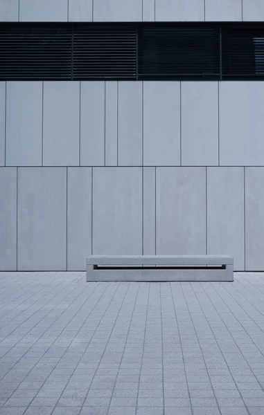 Empty Bench Against White Wall with Copy Space — Zdjęcie stockowe
