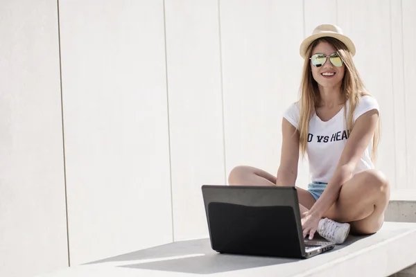 Pretty Teen Girl Using her Laptop on the Bench — Φωτογραφία Αρχείου