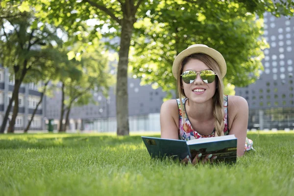 Pretty Young Woman Lying on the Grass with Book — Stockfoto