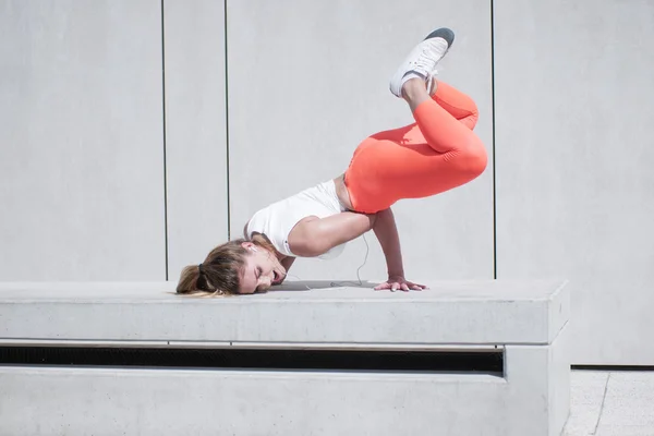 Giovane donna in hip hop danza posa su panchina — Foto Stock