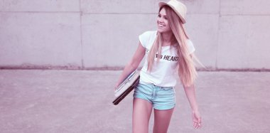 Çekici trendy genç kız öğrenci