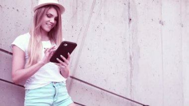 On-line güneşli gün gitmek onun dijital tablet ile kullanan bir genç öğrenci kız portresi