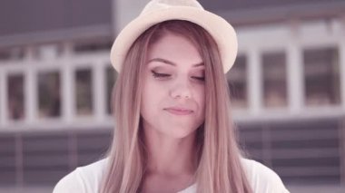 Mutlu kadın şapkası cep telefonunda gülüyor