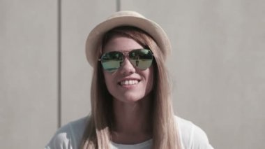 Güzel genç kız Trendy Moda kıyafet gülen kamera