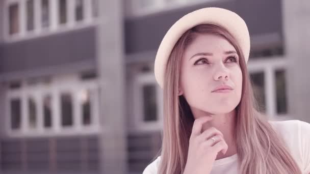 Pensando mulher moderno hipster olhando para o lado ponderando bela feliz sorrindo branco modelo feminino vestindo chapéu . — Vídeo de Stock