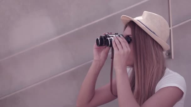 Hermosa mujer mirando en prismáticos hasta el cielo feliz sonriendo . — Vídeo de stock