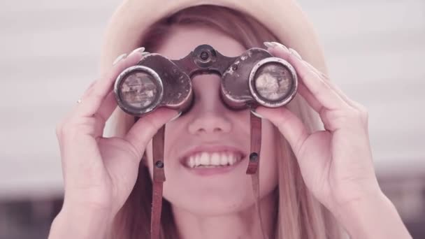 Hermosa mujer mirando en prismáticos hasta el cielo feliz sonriendo . — Vídeo de stock