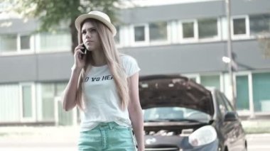 Bozuk arabası olan genç bir kadın yardım istiyor.