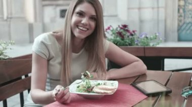 restoranda yemek ve kentin telefonda konuşan kadın