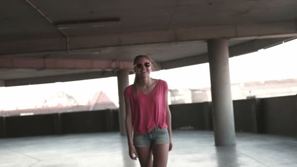 駐車場に幸せの魅力的な若いスケートの女の子 — ストック動画