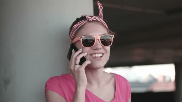 Feliz atractivo joven skate chica sonriendo en la cámara — Vídeos de Stock