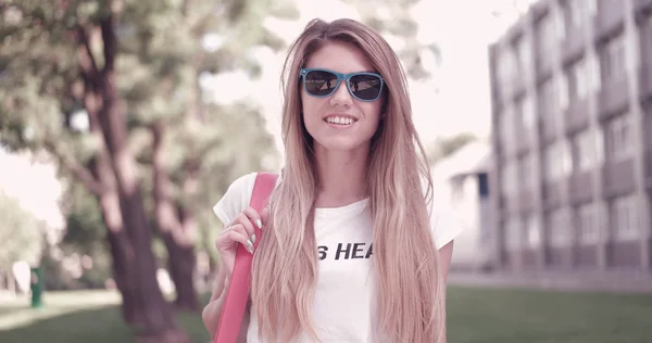Junge Frau im trendigen Outfit lächelt in die Kamera — Stockfoto
