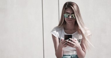 Onu hareket eden bir metin göndermek için kullandığı şapka öğrenci