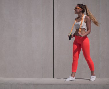 Kadın Holding atlama ip üzerinden omuzlarını uygun