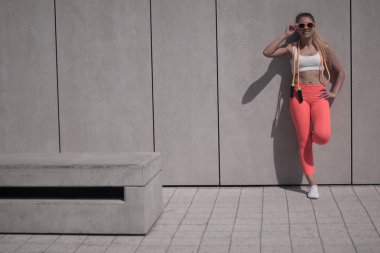 Kadın Holding atlama ip üzerinden omuzlarını uygun