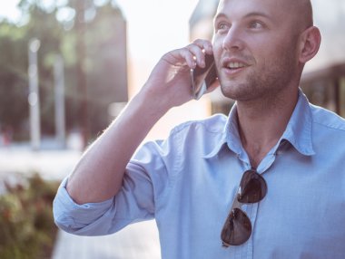 Mobil telefonda konuşurken aktif genç adam