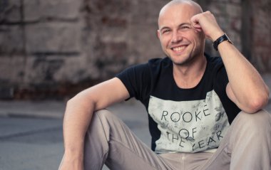 katta oturan yakışıklı erkek modeli