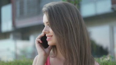 Şehirde bir demet çiçekle yürüyen bir genç.