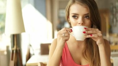 kafede kapuçino içmek kadın