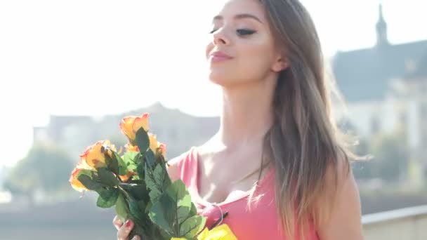 Teenager walking with a bunch of flowers in the city — Stock Video
