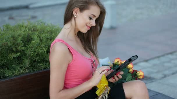 Teenager walking with a bunch of flowers in the city — Stock Video