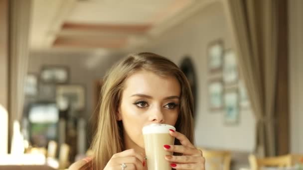 Mujer en la cafetería beber y pensar — Vídeos de Stock