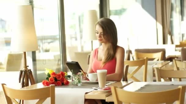 Mujer en la cafetería bebiendo capuchino — Vídeos de Stock