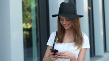 esmer genç öğrenci yürüyüş ve manifatura gülümseyen