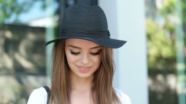 brunette adolescent étudiant marche et textos souriant 