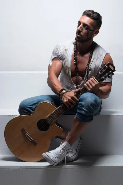 Akustik gitar basamaklarında oturan adam — Stok fotoğraf