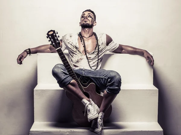 Hombre con guitarra acústica Relajante en los pasos —  Fotos de Stock