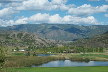 Göl kenarında golf sahası snowmass colorado