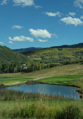 Göl kenarında golf sahası snowmass colorado