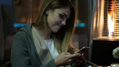 zarif güzel kadın manifatura şehir içinde smartphone