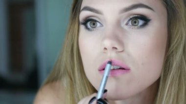 Olun uygulamadan kadar lipgloss, ruj. Rouging genç çekici kız portresi