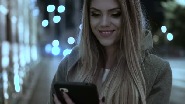 Mulher usando tablet pc em uma rua — Vídeo de Stock