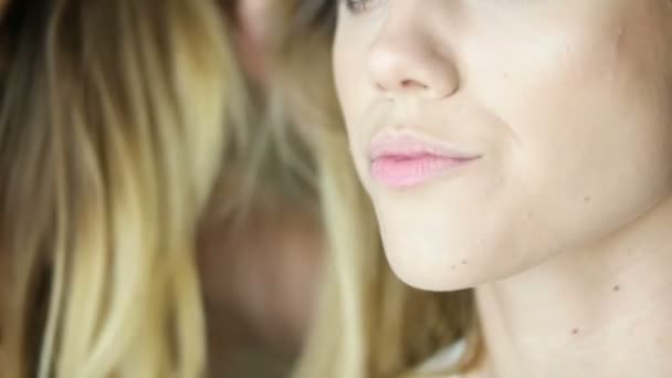 Maquillador aplicando lápiz labial al modelo — Vídeo de stock